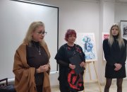 Младата художничка Снежина Димитрова представя 21 свои творби в първата си самостоятелна изложба в Ботевград