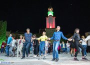 Десетки на площада, за да празнуват победата на Иван Гавалюгов на изборите