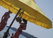 Златка Димитрова развя силикон на плажа