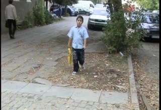 Оголени електрически кабели на оживено място в града Скрийншот