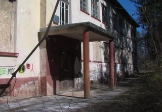 Разрушава се една от най-старите обществени сгради в Ботевград – някогашното девическо селскостопанско училище Скрийншот