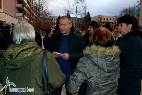 Станишев лично агитира ботевградчани да гласуват на референдума