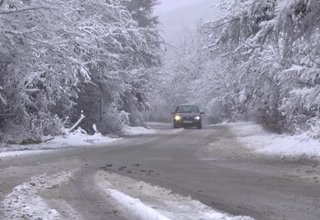 Днес осъмнахме с първия сняг за тази зима. Общината обаче все още няма сключен договор с фирма, която да почиства общинската пътна мрежа Скрийншот