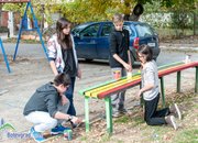 Деца почистиха и боядисаха детска площадка 