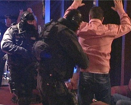 Проверяват 4-ма полицаи заради октопода 