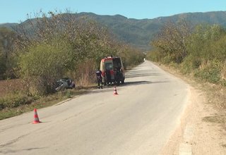 Тежкият пътен инцидент стана в събота малко след 12 часа на обяд. Лек автомобил Опел Корса с пазарджишка регистрация се забил в орехово дърво Скрийншот