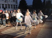 10 000 лампички осветиха коледната елха тази вечер в центъра на Етрополе  