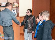 Деца почистиха и боядисаха детска площадка 