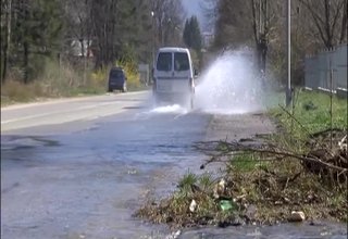 От три дни по пътя от Ботевград за Врачеш тече истинска река Скрийншот
