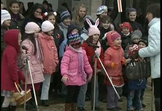 Десетки самодейци направиха пъстър дефилир и концерт в Ботевград Скрийншот