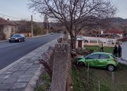 Лек автомобил „излетя” от пътя и се приземи в двора на къща в Радотина