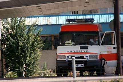 Мъж заби брадва в главата на авер