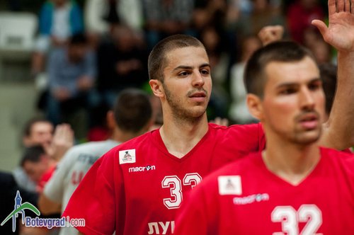 Лукойл Академик сключи нов договор с Николай Грозев