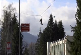 Обувки върху жиците – знак за дрога в квартала Скрийншот
