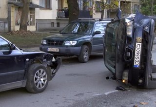 Две коли се удариха на кръстовище в Ботевград Скрийншот