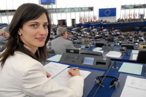 Евродепутатът от ГЕРБ Мария Габриел настоява пред ЕК за подпомагане на пчеларския сектор