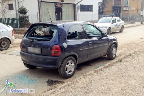 Криминалисти разследват унищожаване и повреждане на лек автомобил