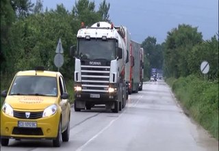 Целият трафик на камиони над 12 тона от София за Северна България се отклонява от автомагистрала Хемус и минава край Ботевград Скрийншот