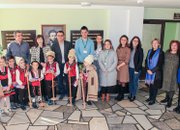 Коледари от ДГ „Славейче“ посетиха Община Ботевград