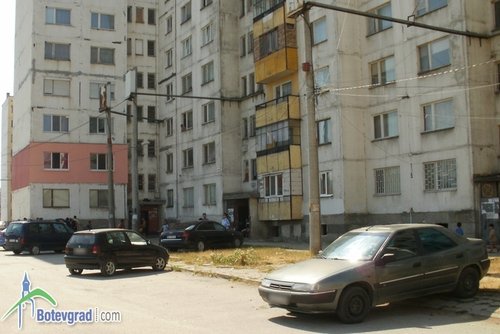 19-годишен оцеля, след като се хвърли от осмия етаж