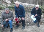 Оловото от куршумите отпечата имената им върху паметника в м. Арабаконак