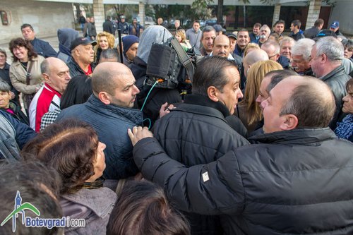 Отнеха възможността на жители на общината да зададат своите въпроси на кандидатите за кмет на Ботевград