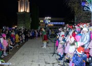 Тържествено запалиха светлините на коледна елха в центъра на Ботевград