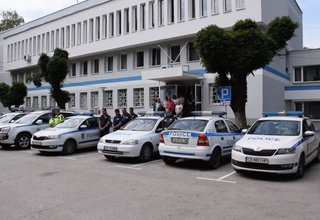 Служители на РУ - Ботевград почетоха с едноминутно мълчание паметта на загиналите полицаи Атанас Градев и Йордан Илиев Скрийншот