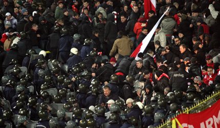 Потрошени автобуси и ранени полицаи след мача 