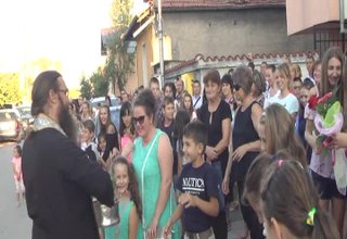 Архиерейският наместник отец Борис с молитва пожелава здраве и благополучие на всички ученици в общината Скрийншот