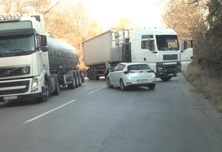 Как реагираха шофьорите на камиони, които вчера заради протеста бяха блокирани повече от два часа и половина на пътя Скрийншот