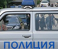Баща води деца в социален дом, майката проститутка