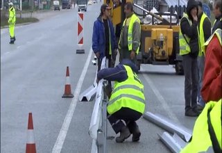 От вечара започна монитирането на разделителна мантинела на главния път Е-79 в района на ПиК-а Скрийншот
