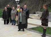 Свежи цветя пред паметника на подводничарите 