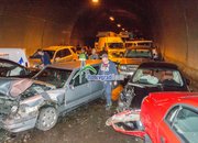 Екипи на ОДМВР-София,  СДВР и ГДПБЗН оказват съдействие на мястото на верижната катастрофа в тунел „Витиня“