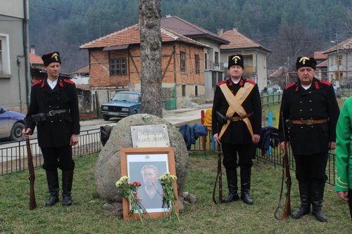 ЕТРОПОЛЦИ СЕ ПОКЛОНИХА ПРЕД ГЕРОИЧНАТА СМЪРТ НА АПОСТОЛА