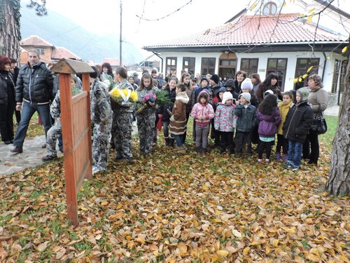 Панихида пред паметника в двора на храм "Св.Архангел Михаил"