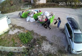 Камерите видяха: Безотговорно изхвърляне на вредни отпадъци Скрийншот