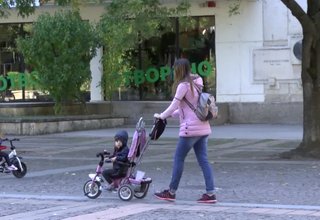25 хиляди лева изплати днес община Ботевград на 52 майки от май до август тази година Скрийншот