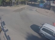 Лек автомобил за малко да прегази четирима човека на пешеходна пътека