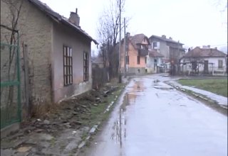 Улица „Цар Самуил” в Ботевград вчера осъмна без част от тротоара. Скрийншот