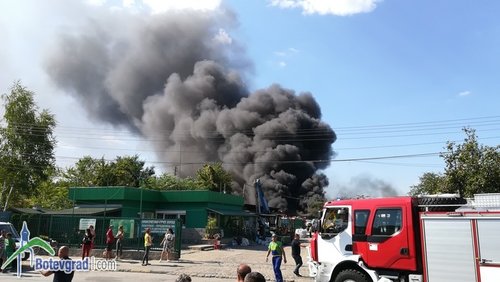 Гори складът за вторични суровини на „Никсметал”