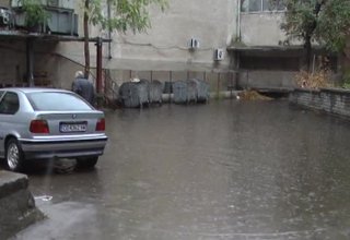 Още първият дъжд предизвика огромни локви в града Скрийншот
