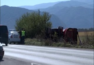 Камион, натоварен с 25 тона въглища, се обърна на главния път Е-79 между Ботевград и Скравена Скрийншот