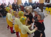 Деца от Детска градина “Звънче“ поднесоха празнична програма в Дома за възрастни хора “Д-р Адриян Атанасов“ 