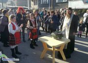 Фолклорни танци, духова музика и много настроение при изпълнението на обичая “Топене на пръстени“