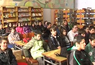 Урок по родолюбие, посветен на народните будители, се проведе в градската библиотека Скрийншот