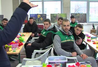По случай български празник Баба Марта, вчера играчите от баскетболния отбор участваха в изработката на мартеници Скрийншот