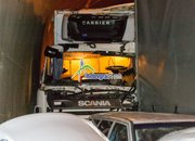 Екипи на ОДМВР-София,  СДВР и ГДПБЗН оказват съдействие на мястото на верижната катастрофа в тунел „Витиня“