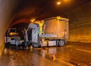 Екипи на ОДМВР-София,  СДВР и ГДПБЗН оказват съдействие на мястото на верижната катастрофа в тунел „Витиня“